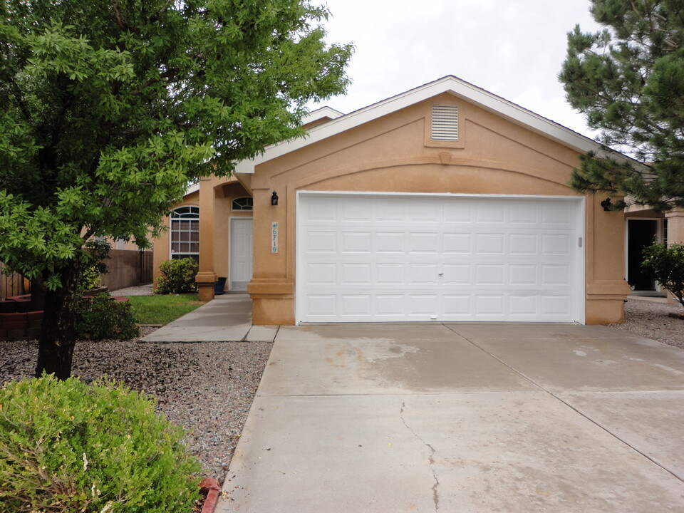 6719 Piedra Quemada Rd NW in Albuquerque, NM - Building Photo