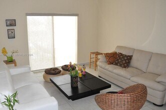 7330 NW 114th Ave, Unit 201-5 in Doral, FL - Foto de edificio - Building Photo