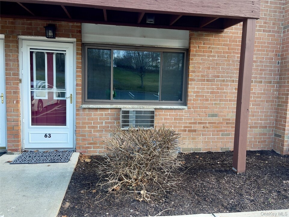 63 Poplar Ln in Middletown, NY - Foto de edificio