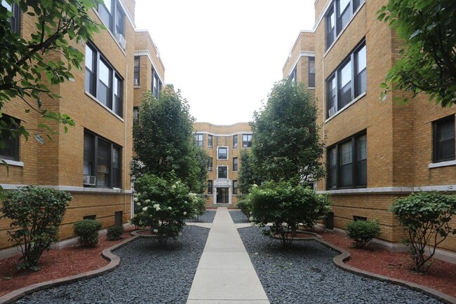 720 W Barry Ave, Unit J01P in Chicago, IL - Foto de edificio - Building Photo