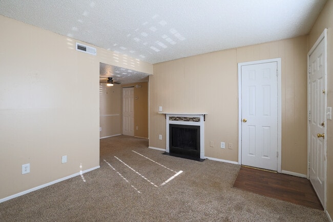 Hearth Hollow in Derby, KS - Foto de edificio - Interior Photo