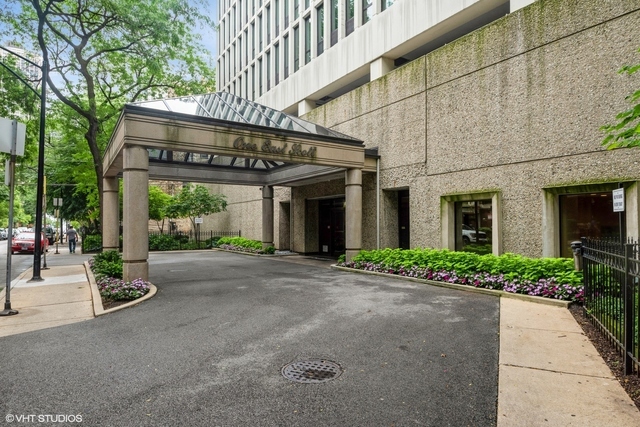 1 E Scott St, Unit 709 in Chicago, IL - Foto de edificio