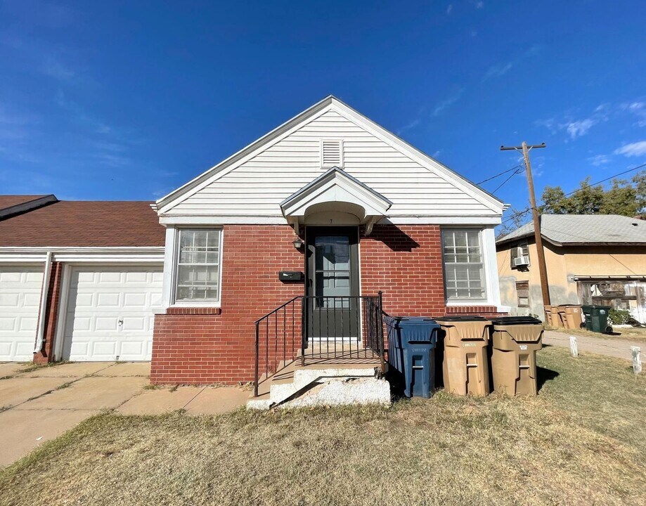 7-11 S Cleveland St in Hutchinson, KS - Building Photo