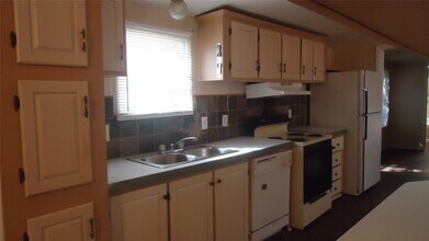 108 Gossett St in Highlands, TX - Building Photo - Building Photo