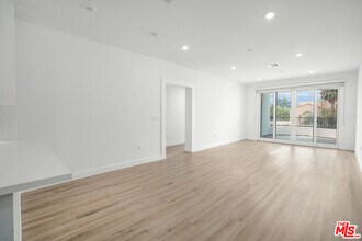 1832 S Barrington Ave in Los Angeles, CA - Building Photo - Building Photo