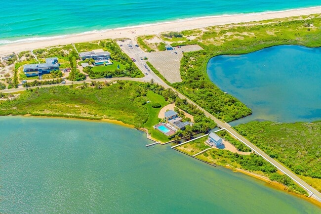 1025 Flying Point Rd in Water Mill, NY - Building Photo - Building Photo