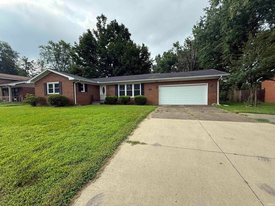 8399 Outer Lincoln Ave in Newburgh, IN - Foto de edificio