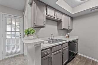 Trinity Village Apartments in Dallas, TX - Foto de edificio - Building Photo