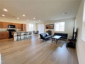 8520 Little Fox St in Las Vegas, NV - Building Photo - Building Photo