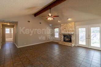 5839 Secrest Dr in Austin, TX - Foto de edificio - Building Photo