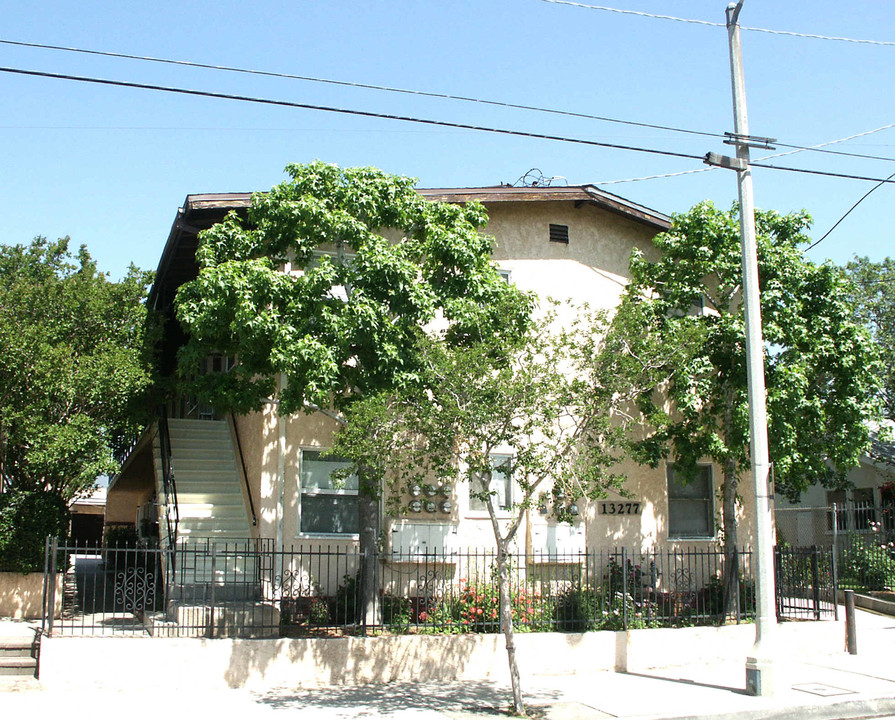 13277 Maclay St in San Fernando, CA - Building Photo