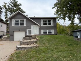 8118 Valley Rd in La Vista, NE - Building Photo