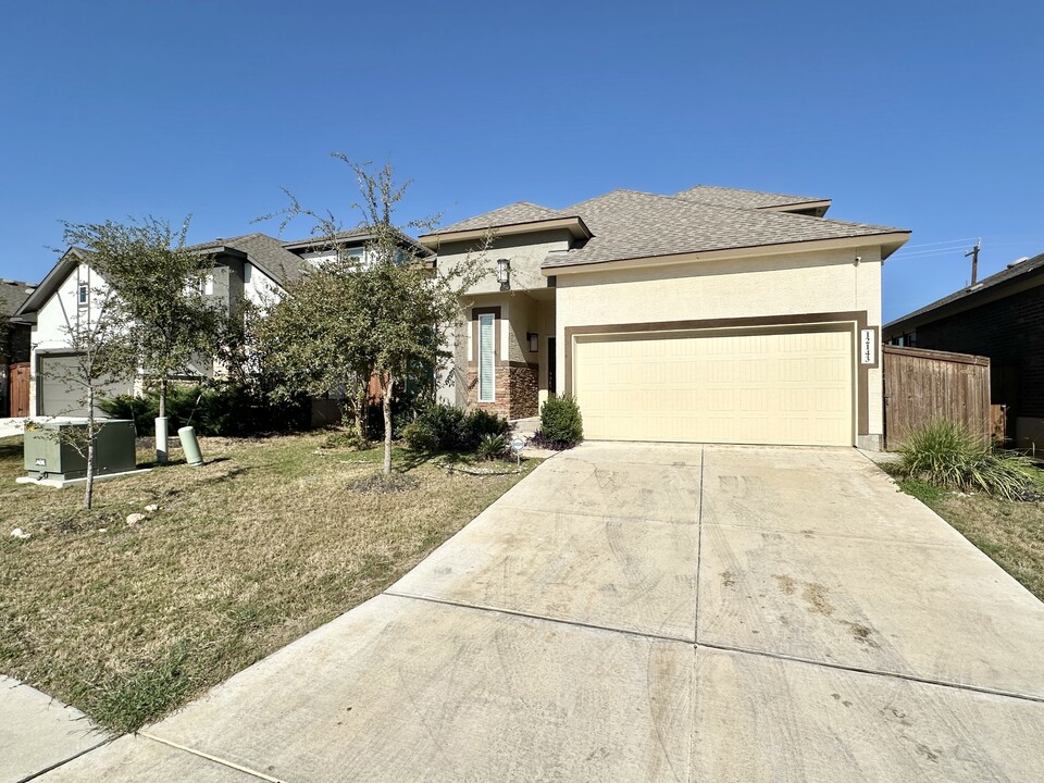 12143 Casparis in San Antonio, TX - Building Photo