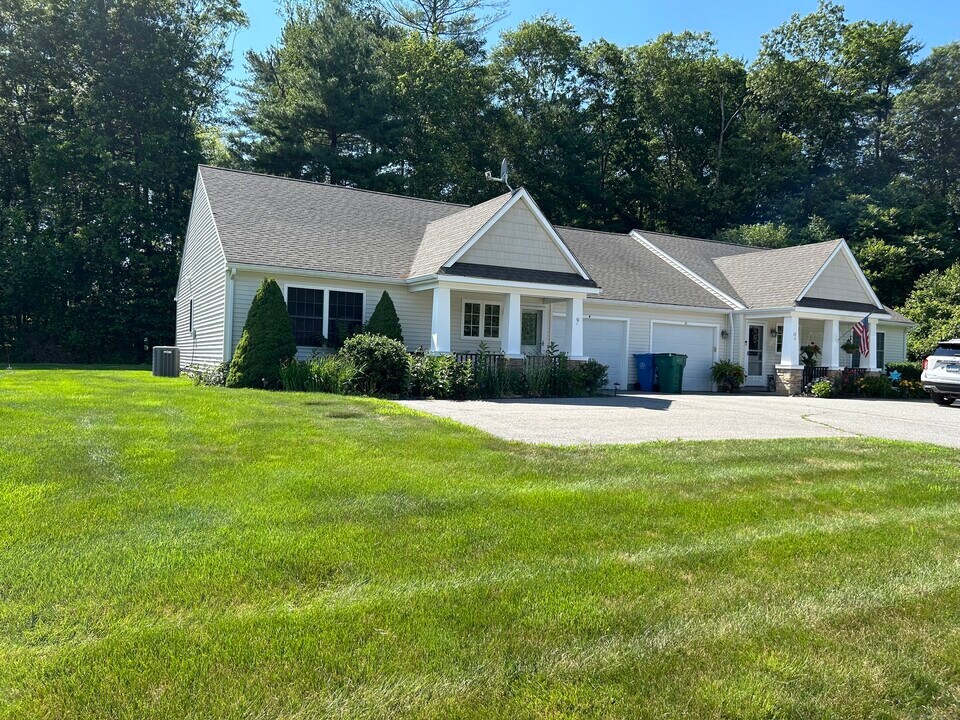 9 River Walk Dr in Brooklyn, CT - Building Photo