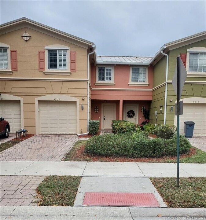 5309 SE Jennings Ln in Stuart, FL - Building Photo