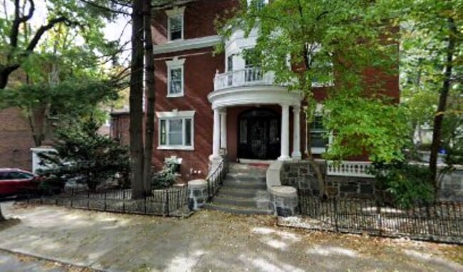 24 Warwick Rd, Unit B in Brookline, MA - Foto de edificio - Building Photo