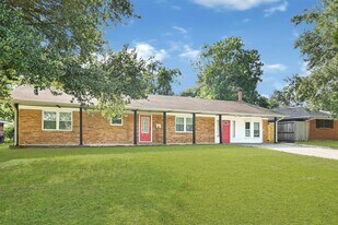 1806 Clayton Dr in Baytown, TX - Building Photo