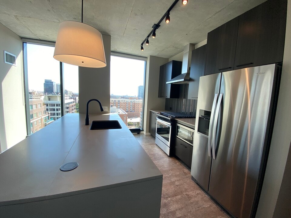 932 W Madison St in Chicago, IL - Building Photo