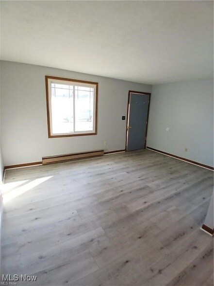 31 1/2 Elm Street Unit in Struthers, OH - Foto de edificio - Building Photo