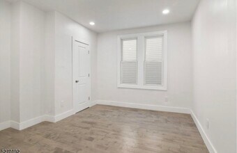 21 Oak St, Unit 1 in East Orange, NJ - Foto de edificio - Building Photo