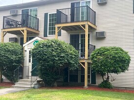 402 White Cedar Blvd in Portsmouth, NH - Building Photo