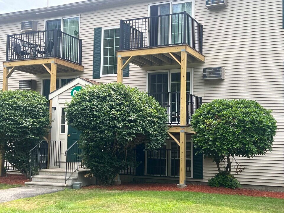 402 White Cedar Blvd in Portsmouth, NH - Building Photo