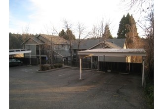 329 E Maryland Dr in Grass Valley, CA - Building Photo - Building Photo