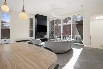 211 W Main St in Aspen, CO - Foto de edificio - Building Photo
