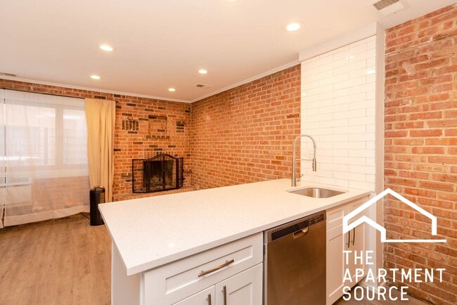 665 W Melrose St, Unit E in Chicago, IL - Building Photo - Building Photo