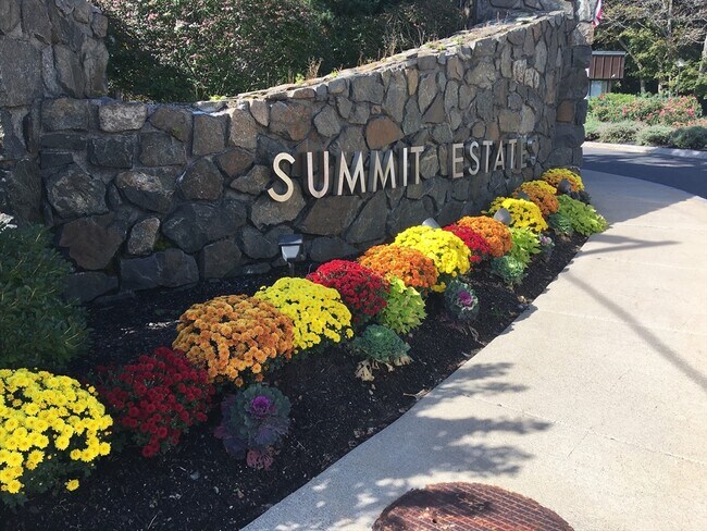 1002 Paradise Rd in Swampscott, MA - Building Photo - Building Photo