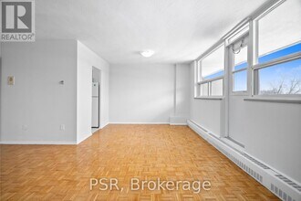 105 Rowena Dr in Toronto, ON - Building Photo - Building Photo