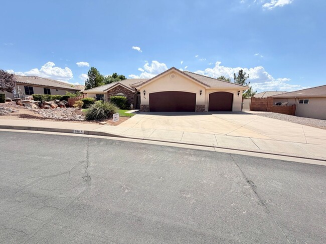 property at 988 E Silver Falls Dr