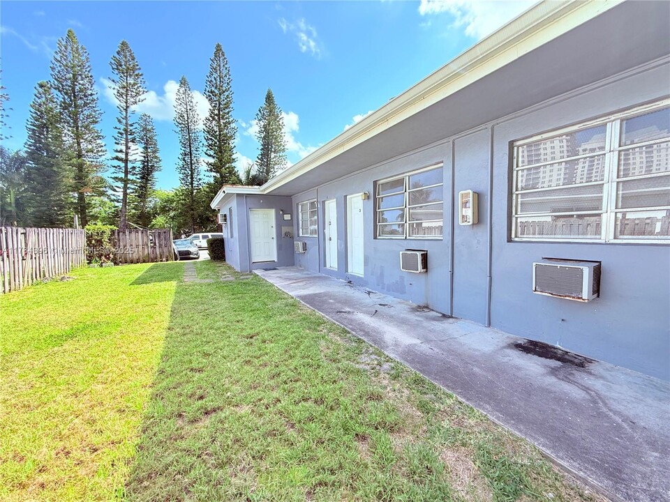 1045 NE 80th St in Miami, FL - Building Photo