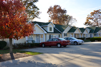 Oak Tree Village in Fairborn, OH - Foto de edificio - Building Photo