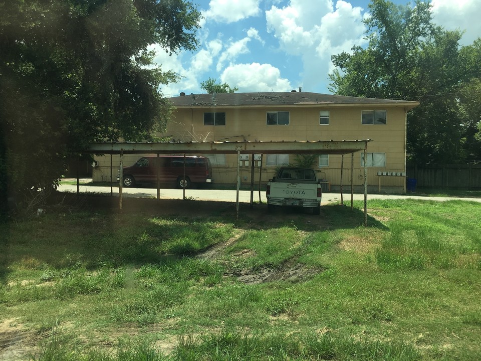 209 E Gonzales St in Yoakum, TX - Building Photo