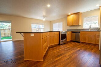 2683 Jeppesen Acres Rd in Eugene, OR - Foto de edificio - Building Photo