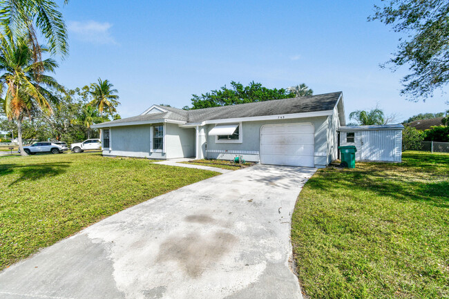 749 SW Longleaf Pl in Port St. Lucie, FL - Building Photo - Building Photo