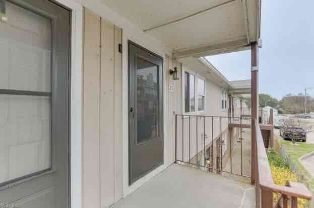 1423 E Ocean View Ave in Norfolk, VA - Foto de edificio - Building Photo