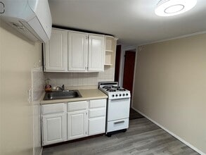 589 Windmill Ave in West Babylon, NY - Building Photo - Building Photo