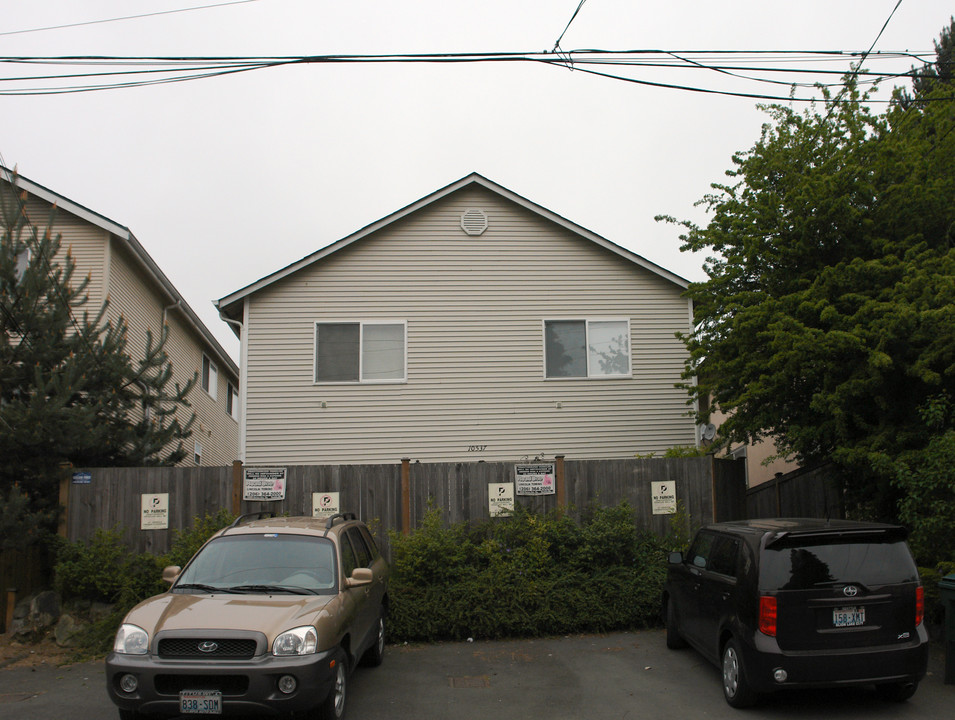 10537 Midvale Ave in Seattle, WA - Foto de edificio