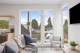 8449 Delridge Way SW in Seattle, WA - Foto de edificio - Building Photo