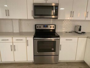 6475 W Oakland Park Blvd in Lauderhill, FL - Building Photo - Building Photo