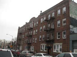 3915 62nd St in Flushing, NY - Foto de edificio - Building Photo