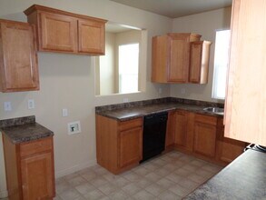 11413 S Lake Falls Rd in South Jordan, UT - Foto de edificio - Building Photo