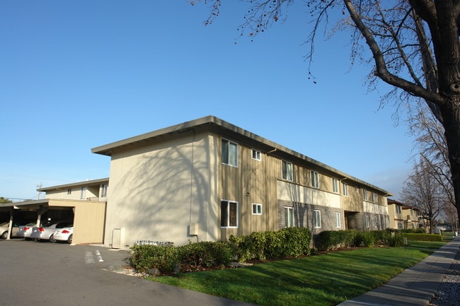 Villa Ranchero Apartments in San Jose, CA - Building Photo - Building Photo