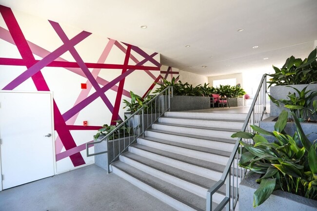 Merlot NoHo in North Hollywood, CA - Foto de edificio - Building Photo