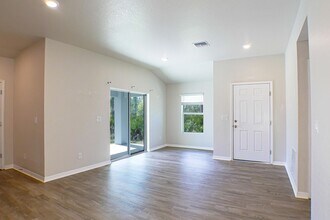 341-343 Reeves St in Lehigh Acres, FL - Foto de edificio - Building Photo