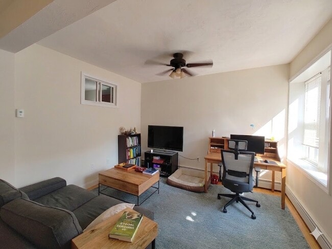 1054 Cambridge St, Unit 2R in Cambridge, MA - Foto de edificio - Building Photo