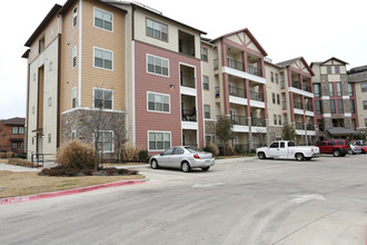 Renaissance Oaks in Dallas, TX - Building Photo - Building Photo