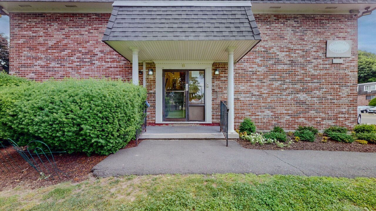 55 Wildman St in Danbury, CT - Building Photo